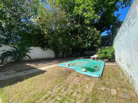 CASA 5 AMB C/GRAN JARDÍN Y PILETA "A REFACCIONAR"