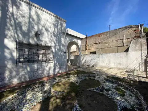 CASA 5 AMB C/GRAN JARDÍN Y PILETA "A REFACCIONAR"