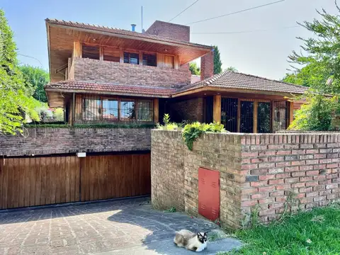 Casa en Venta con 3 cocheras