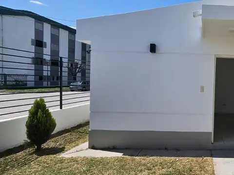 Casa en Alquiler con 1 cochera