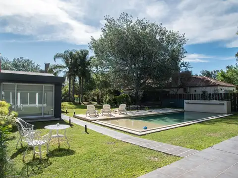 Casa en Venta con 2 cocheras