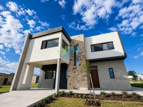 Casa moderna en dos plantas con pileta y lote de 700m2 - Pilar del Este