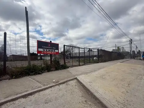 Amplio Terreno en esquina. 2100M2 - Venta