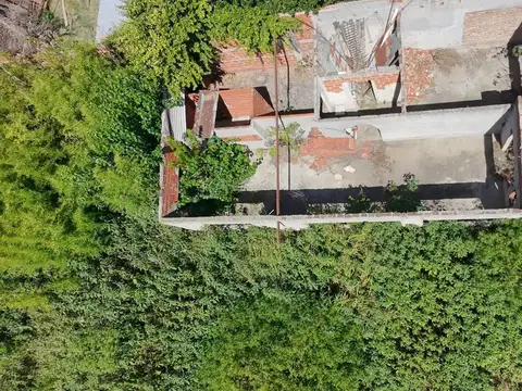 LOTE CON CONSTRUCIÓN A TERMINAR, GRAN UBICACIÓN