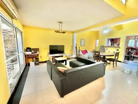 Casa en VENTA de 3 dormitorios con cochera, jardín y pileta en José Ingenieros al 1000 - Arroyito -