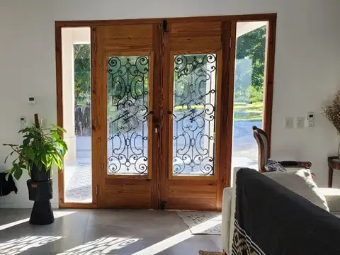 Casa en Alquiler con 3 cocheras