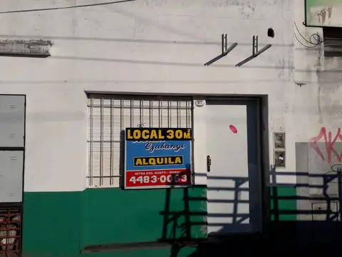MORON SUR- A METROS DE YRIGOYEN- OFICINA 30 MTS (DIVISIBLES)  AL FRENTE- NO PAGA EXPENSAS 