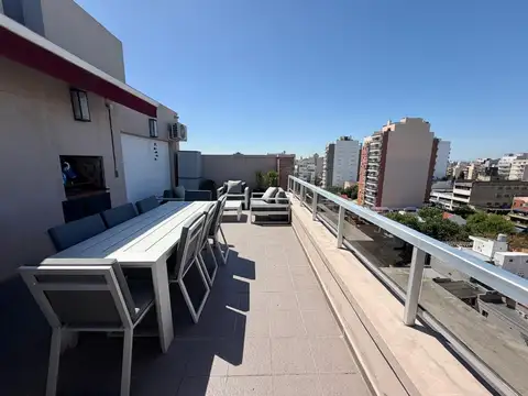 Excelente semipiso de 2 ambientes con terraza propia, parrilla y cochera