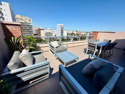 Excelente semipiso de 2 ambientes con terraza propia, parrilla y cochera