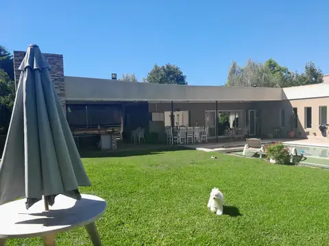 Casa en Venta con 2 cocheras