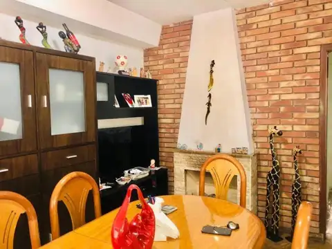 Casa 4 ambientes con 2 baños