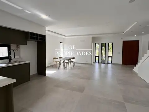 Casa 5 ambientes con 3 baños