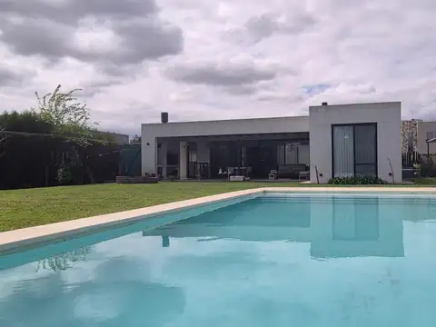 Casa en Alquiler Temporal con 2 cocheras