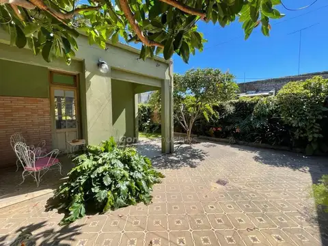 CASA 2 DORM - 3 BAÑOS - OFICINA - ESCRIBANIA - LOTE 503 M2. - GALERIA - GALPON - PARRILLA - LOBOS 