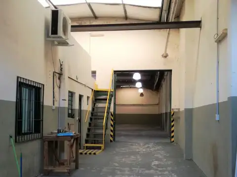 Galpon de 450m2 en villa lynch  zonificacion polotecnologico