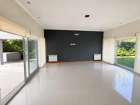Casa en Alquiler con 2 cocheras