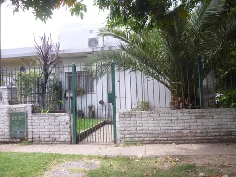 Venta Casa 3 Ambientes a Reciclar con Cochera en Barrio Marítimo, Hudson OPORTUNIDAD  