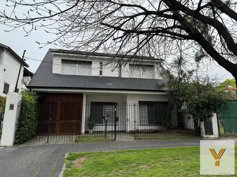 Casa en venta - 4 Dormitorios 2 Baños - Cochera - 300Mts2 - Merlo