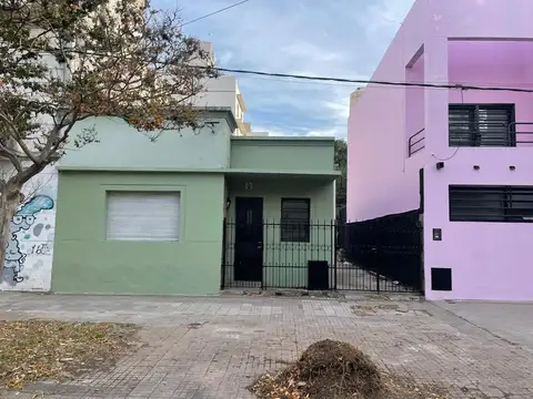 Casa Antigua en buen estado de 2 Dormitorios