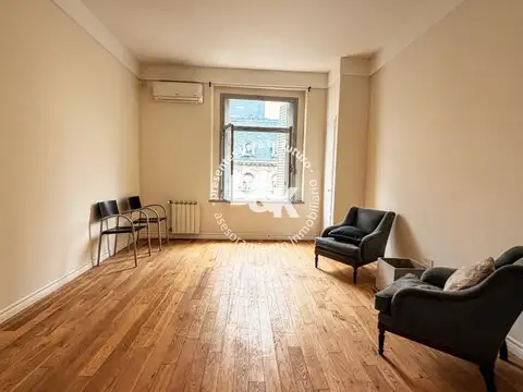 Departamento de 3 ambientes más dependencia en venta de sobre Av. Corrientes