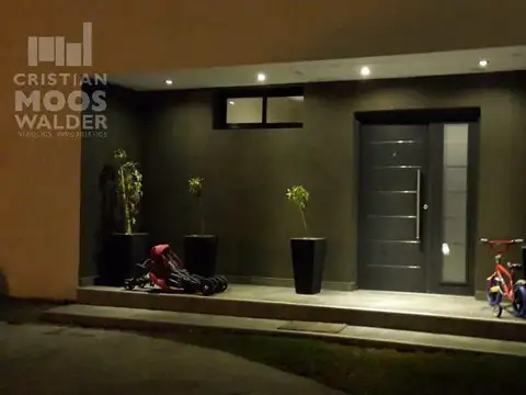 Casa 6 ambientes con 4 baños