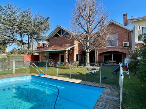 Casa 8 ambientes con 5 baños