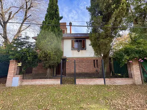 Casa en Venta con 3 cocheras