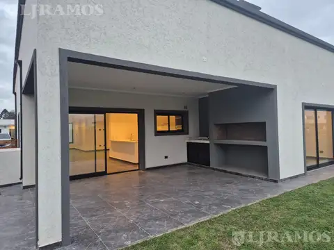 Casa en Venta con 3 cocheras