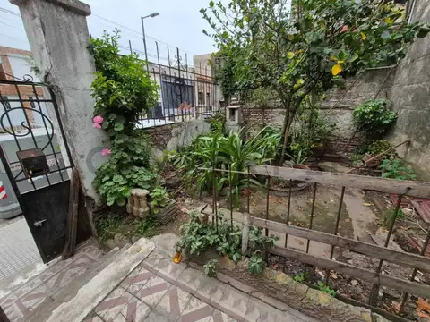 SE VENDE TERRENO EN CALLE  CESAR H. BACLE, FLORESTA, EXCELENTE UBICACIÓN.