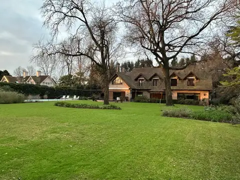 Casa en Venta con 4 cocheras