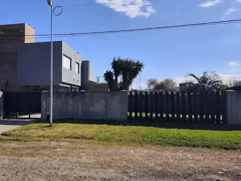 Casa 3 dormitorios + Pileta en B° La Amelia