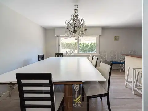 Casa en Alquiler con 2 cocheras