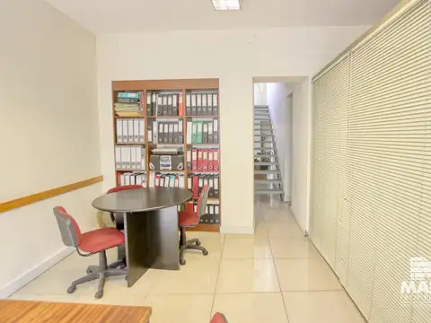 Moderno  edificio para oficinas 7 ambientes, con cochera, fondo/patio, excelente ubicación.