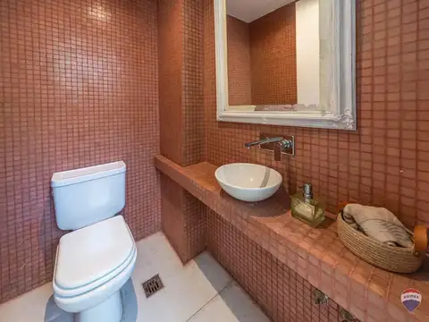 Casa en Alquiler con 2 cocheras