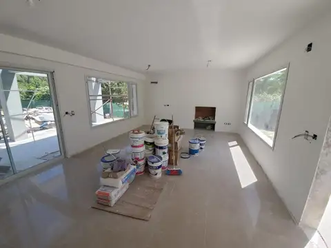 Casa en Venta en El Canton. 4 dormitorios, 3 baños. En 2 plantas. CON RENTA HASTA 11/25