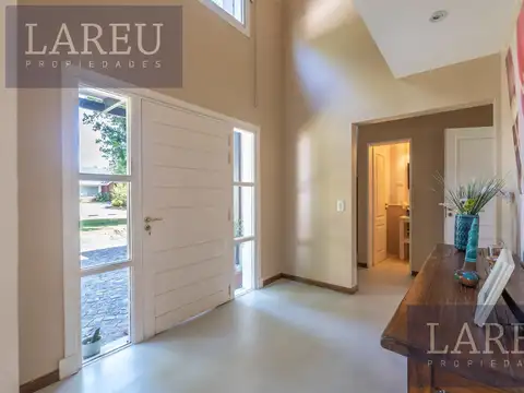 Casa 9 ambientes con 3 baños