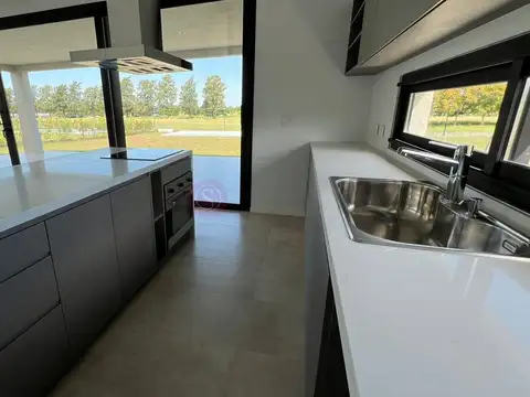 Casa 5 ambientes con 3 baños