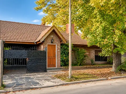 Castelar Norte - Casa Lote Propio 7 ambientes, impecable!