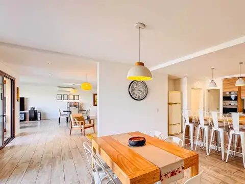 Casa en Alquiler con 2 cocheras