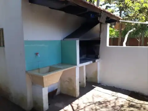 Casa 6 ambientes con 2 baños