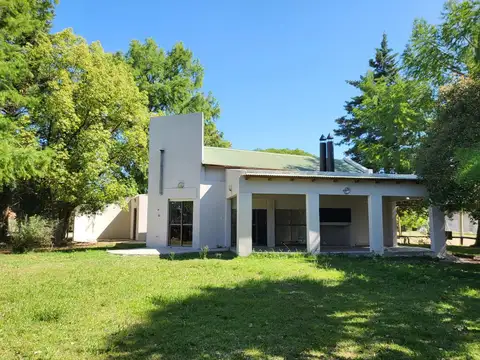 Casa en Alquiler con 2 cocheras