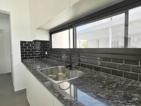 Casa 6 ambientes con 5 baños