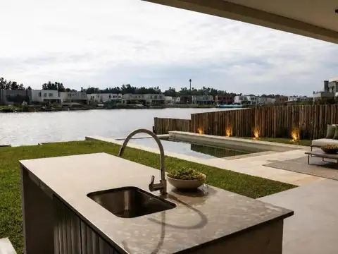 Casa en venta 8 amb A ESTRENAR en Santa Ana 2 suites al agua más suite en planta baja