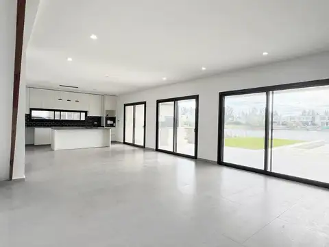 Casa 8 ambientes con 5 baños