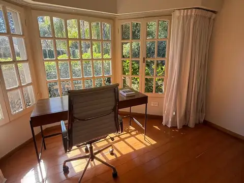 Casa de 3/4 dormitorios muy buena calidad y en impecable estado  