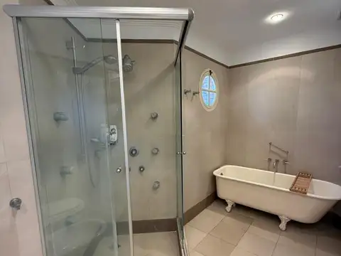 Casa en Venta con 4 cocheras