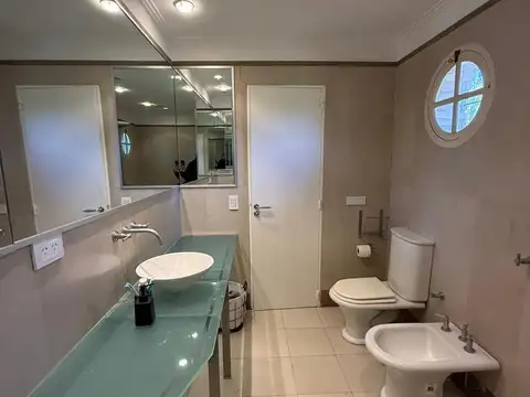 Casa 4 ambientes con 6 baños