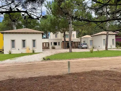 Casa en venta - 5 dormitorios 6 baños 2 cocheras - 454mts2 - Pinamar