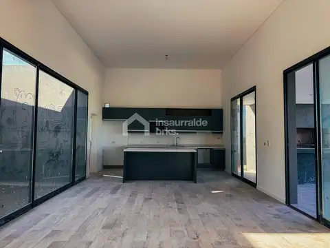 Casa en Venta con 4 cocheras