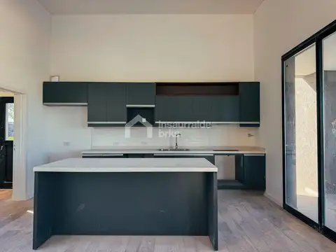 Casa 4 ambientes con 3 baños